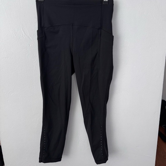 Lululemon black crop with flaw Size 6 - Picture 1 of 8